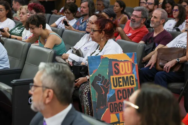 Professores universitários de MG ameaçam greve por causa de salários