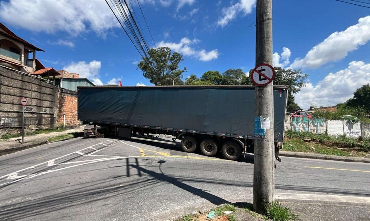 Carreta apresenta pane e causa grande congestionamento no Barreiro