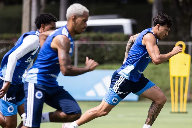 Artur Jorge avalia opções e quebra-cabeça na escalação do Cruzeiro contra o Vitória
