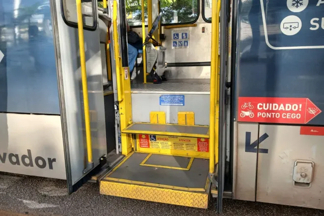Passageira denuncia ônibus com elevador quebrado em BH