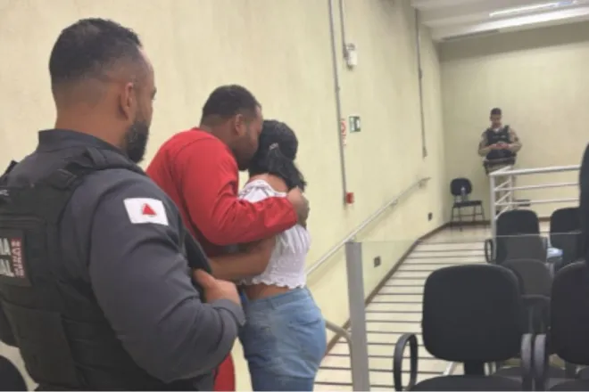 Júri absolve homem acusado de matar o padrasto ao defender a mãe.
