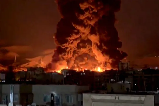 Fábrica de enriquecimento de urânio no Irã é atacada por EUA e Israel em meio à escalada do conflito