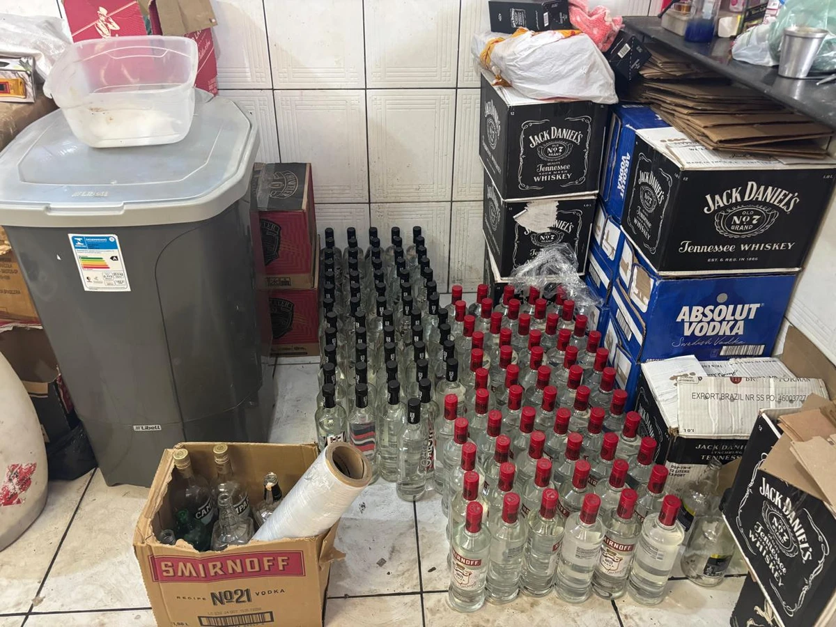Fábrica clandestina de vodca e uísque é fechada pela PM no Barreiro