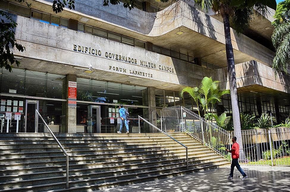 Homem é condenado a 14 anos por tentativa de feminicídio após incendiar barraca com mulher trans em BH