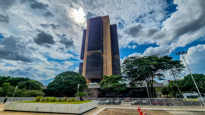 Mercado eleva previsão da inflação e projeção fica fora do intervalo da meta
