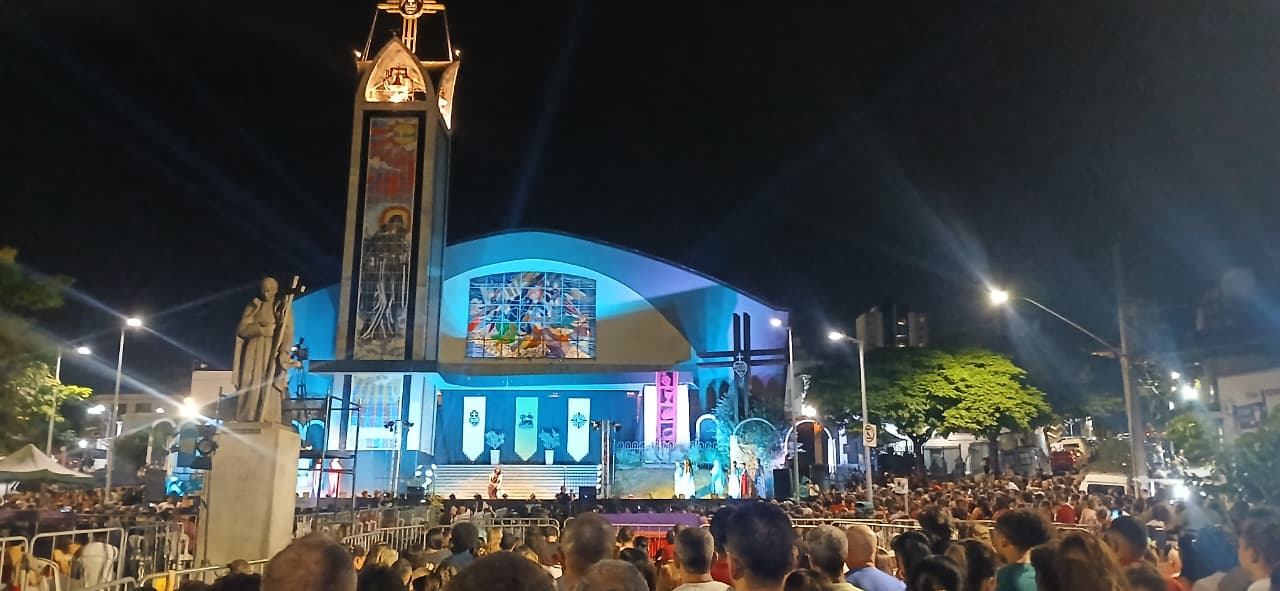Fiéis participam de procissão de Sexta-feira Santa no Barreiro