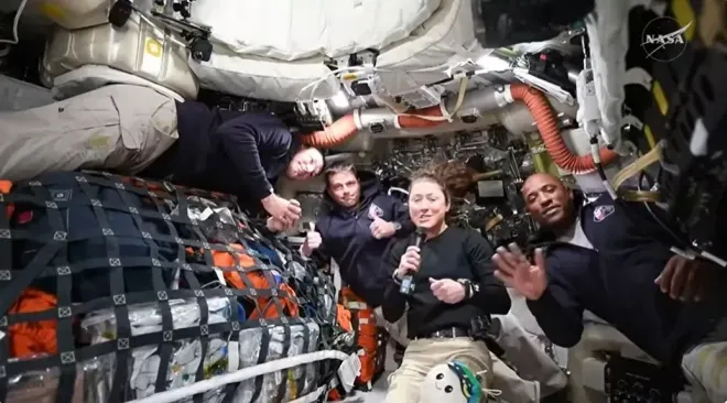 Tripulação da missão Artemis II relata “cheiro de queimado” dentro de nave rumo à Lua