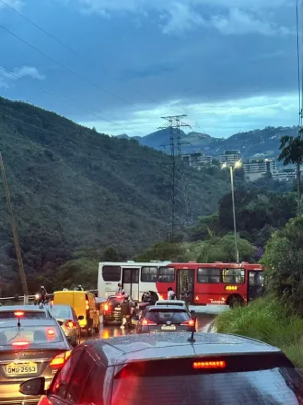 Ônibus perde controle, roda na pista e interdita MG-030 em Nova Lima rumo a Belo Horizonte