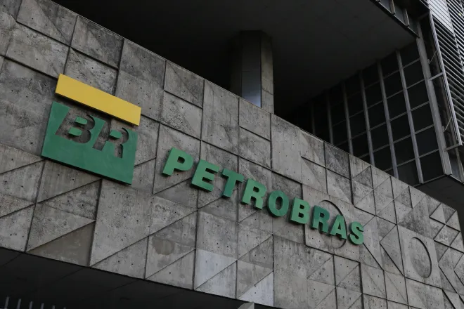 Petrobras aumenta querosene de aviação em até 55% e pressiona setor aéreo