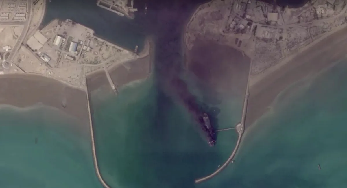Navios do Irã são atingidos e aparecem em chamas em imagens de satélite