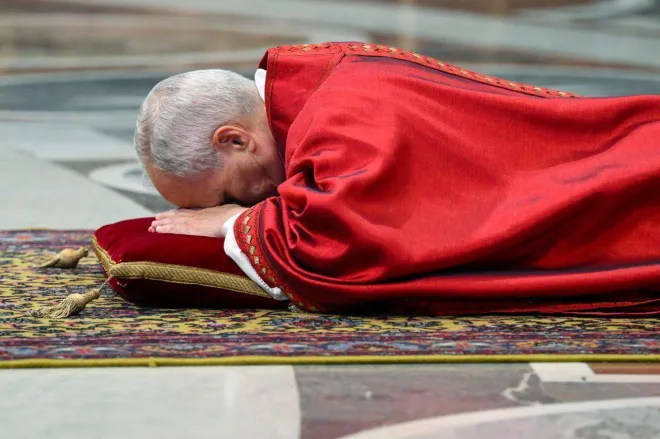 Papa Leão XIV celebra pela primeira vez a Paixão de Cristo e faz alerta contra o mal