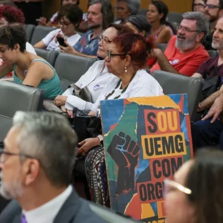 Professores universitários de MG ameaçam greve por causa de salários