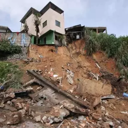Deslizamento em Encosta do Bairro Santa Cecília Ameaça Residências