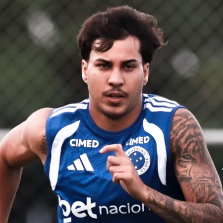Kaio Jorge avança na recuperação e participa parcialmente de treino do Cruzeiro