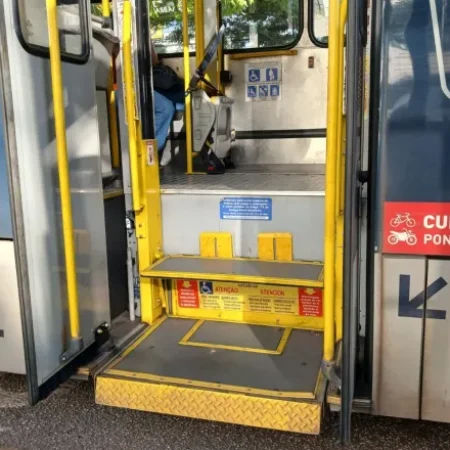 Passageira denuncia ônibus com elevador quebrado em BH