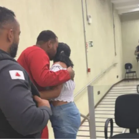 Júri absolve homem acusado de matar o padrasto ao defender a mãe.