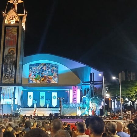 Fiéis participam de procissão de Sexta-feira Santa no Barreiro
