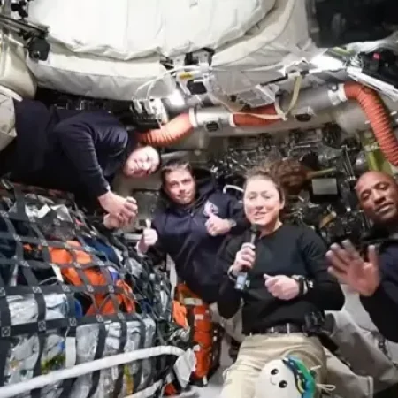 Tripulação da missão Artemis II relata “cheiro de queimado” dentro de nave rumo à Lua