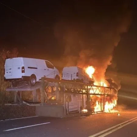 Cegonheira pega fogo na BR-040 e destrói carros zero em Juiz de Fora