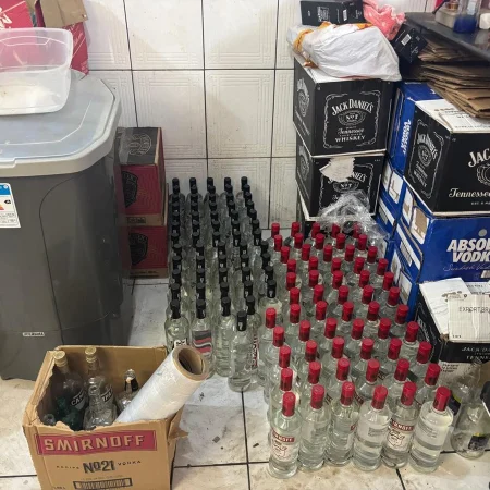 Fábrica clandestina de vodca e uísque é fechada pela PM no Barreiro