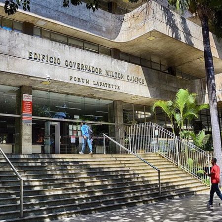 Homem é condenado a 14 anos por tentativa de feminicídio após incendiar barraca com mulher trans em BH