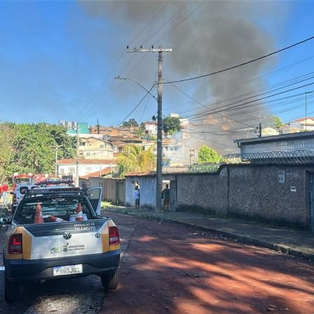 Incêndio em Galpão Abandonado Mobiliza Corpos de Bombeiros no Barreiro