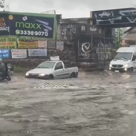 Chuva Intensa Alaga Ruas e Causa Transtornos no Barreiro