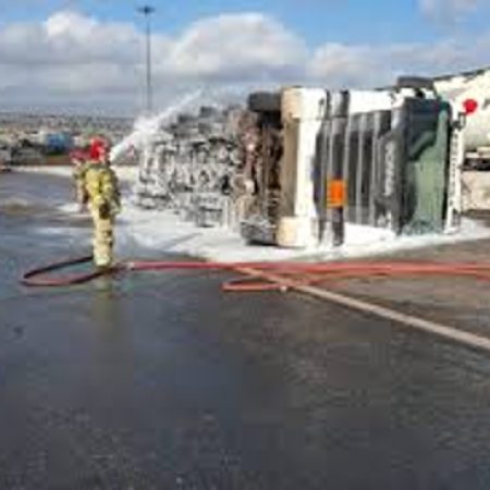 Trânsito no Anel Rodoviário é interrompido após tombamento de caminhão com produtos perecíveis