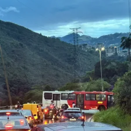 Ônibus perde controle, roda na pista e interdita MG-030 em Nova Lima rumo a Belo Horizonte