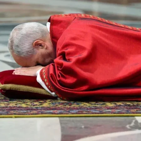 Papa Leão XIV celebra pela primeira vez a Paixão de Cristo e faz alerta contra o mal
